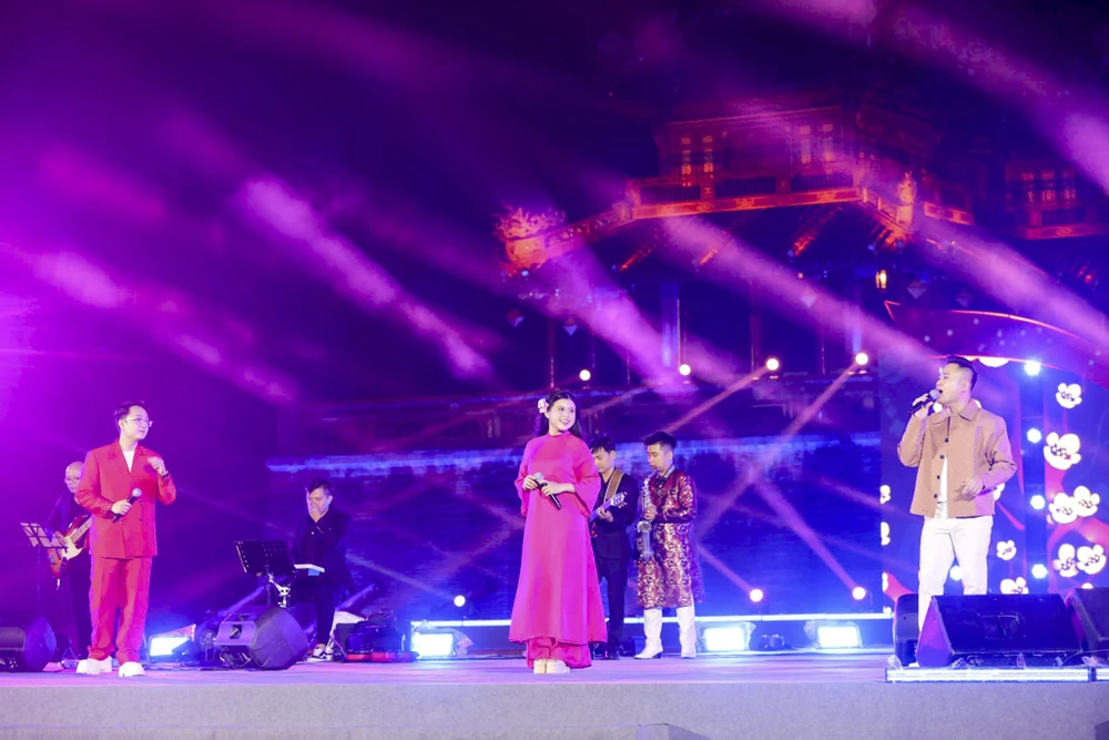 man-nhan-man-phao-hoa-tren-bau-troi-xu-hue-dem-giao-thua (11).jpg