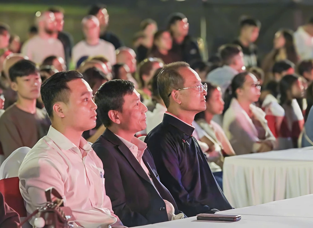 man-nhan-man-phao-hoa-tren-bau-troi-xu-hue-dem-giao-thua (15).jpg