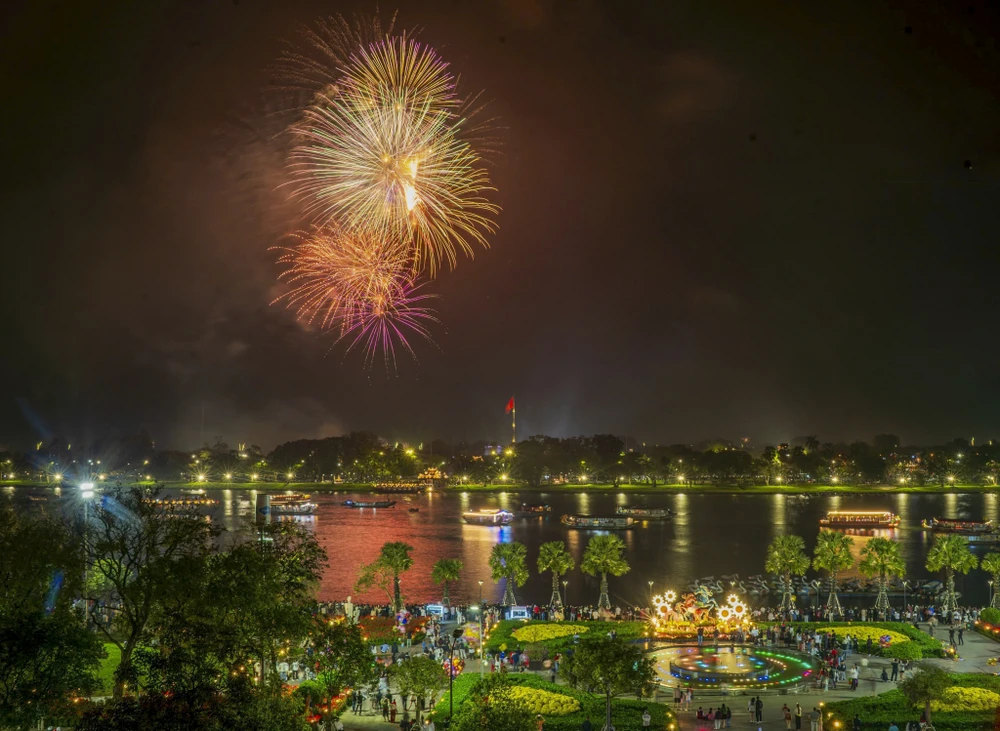 man-nhan-man-phao-hoa-tren-bau-troi-xu-hue-dem-giao-thua (16).jpg