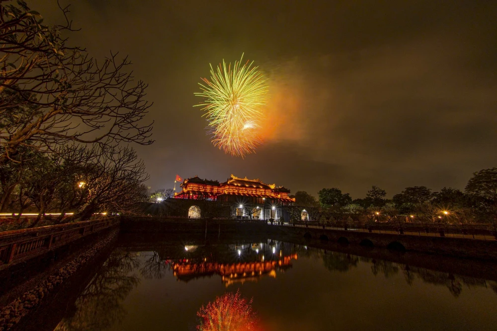 man-nhan-man-phao-hoa-tren-bau-troi-xu-hue-dem-giao-thua (5).jpg