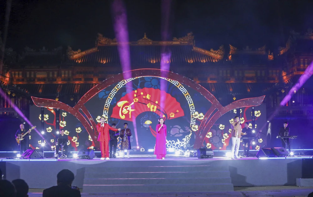 man-nhan-man-phao-hoa-tren-bau-troi-xu-hue-dem-giao-thua (7).jpg