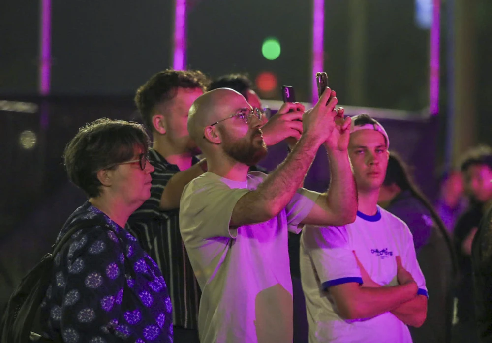 man-nhan-man-phao-hoa-tren-bau-troi-xu-hue-dem-giao-thua (9).jpg