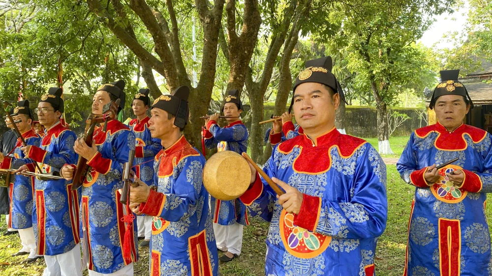 du-khach-nhan-chu-duoc-dong-dau-an-phu-tho-khang-ninh-trong-hoang-cung-hue (1).jpg