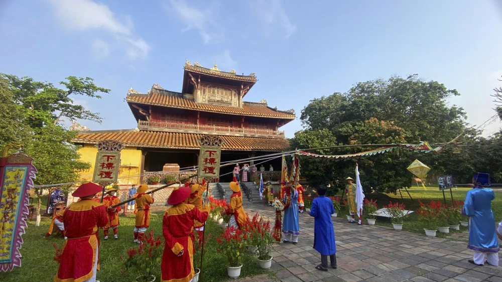 du-khach-nhan-chu-duoc-dong-dau-an-phu-tho-khang-ninh-trong-hoang-cung-hue (20).jpg