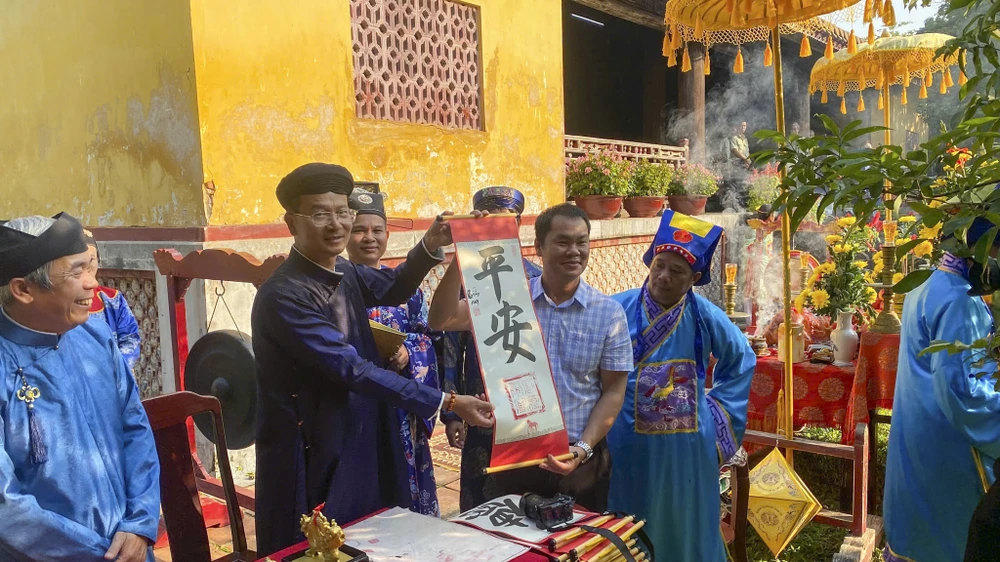 du-khach-nhan-chu-duoc-dong-dau-an-phu-tho-khang-ninh-trong-hoang-cung-hue (22).jpg