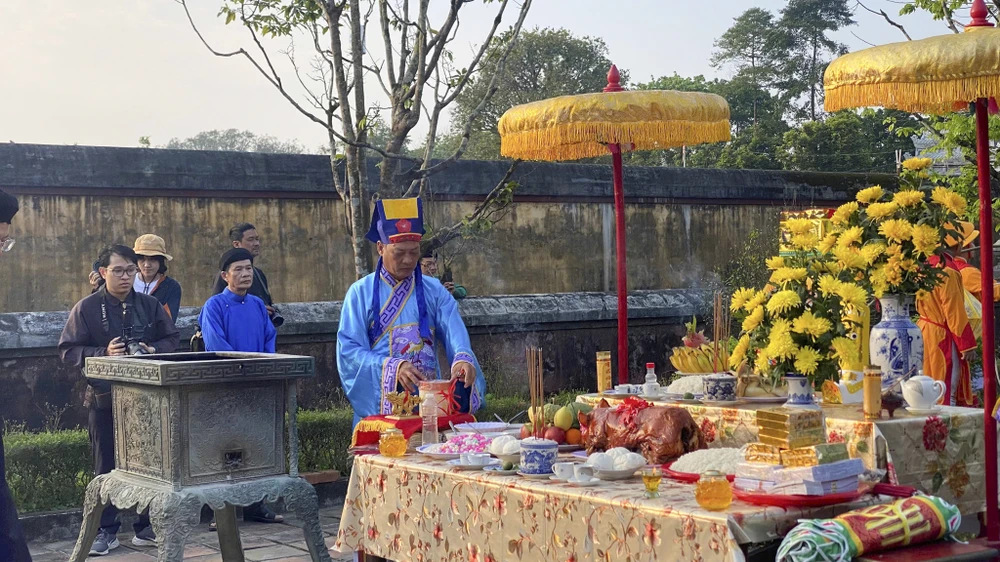 du-khach-nhan-chu-duoc-dong-dau-an-phu-tho-khang-ninh-trong-hoang-cung-hue (7).jpg