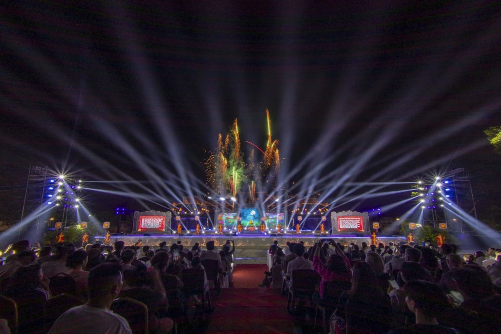 nhieu-bai-tho-ngu-che-cua-cac-vi-vua-nha-nguyen-song-lai-giua-co-do (18).jpg