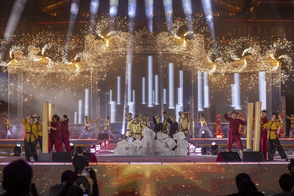 nhieu-bai-tho-ngu-che-cua-cac-vi-vua-nha-nguyen-song-lai-giua-co-do (2).jpg