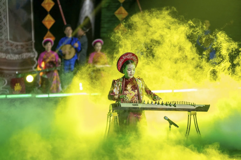 nhieu-bai-tho-ngu-che-cua-cac-vi-vua-nha-nguyen-song-lai-giua-co-do (20).jpg