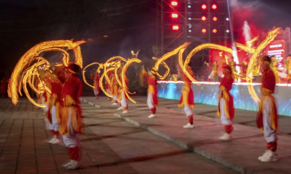 nhieu-bai-tho-ngu-che-cua-cac-vi-vua-nha-nguyen-song-lai-giua-co-do (23).jpg