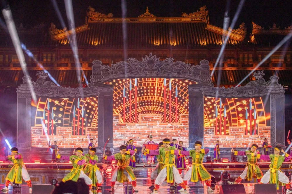 nhieu-bai-tho-ngu-che-cua-cac-vi-vua-nha-nguyen-song-lai-giua-co-do (24).jpg