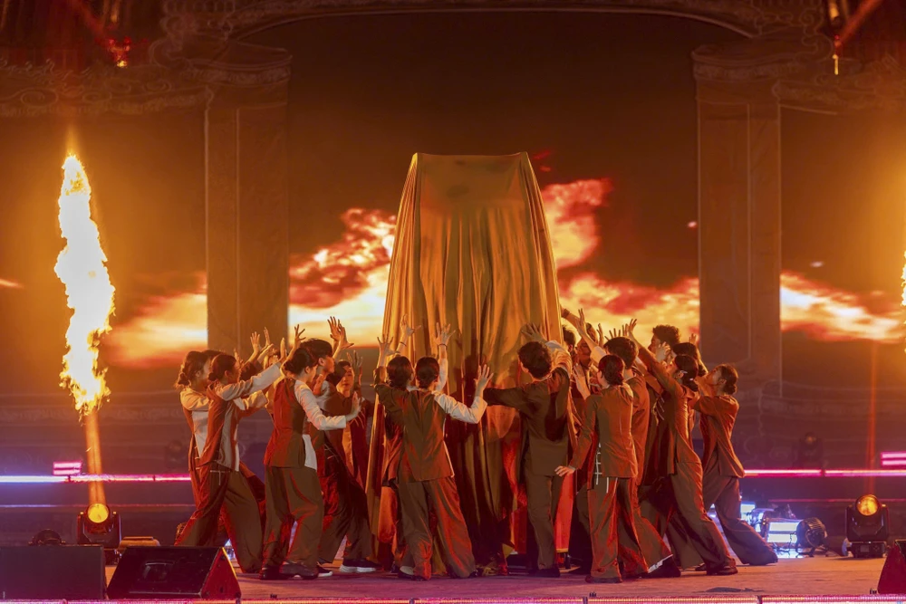 nhieu-bai-tho-ngu-che-cua-cac-vi-vua-nha-nguyen-song-lai-giua-co-do (26).jpg