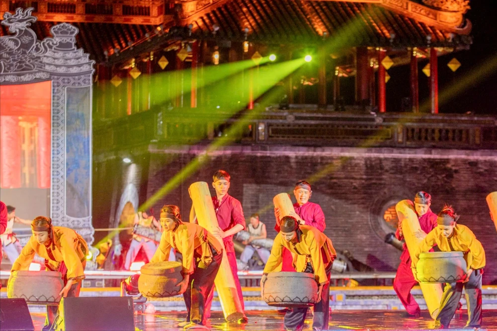 nhieu-bai-tho-ngu-che-cua-cac-vi-vua-nha-nguyen-song-lai-giua-co-do (27).jpg