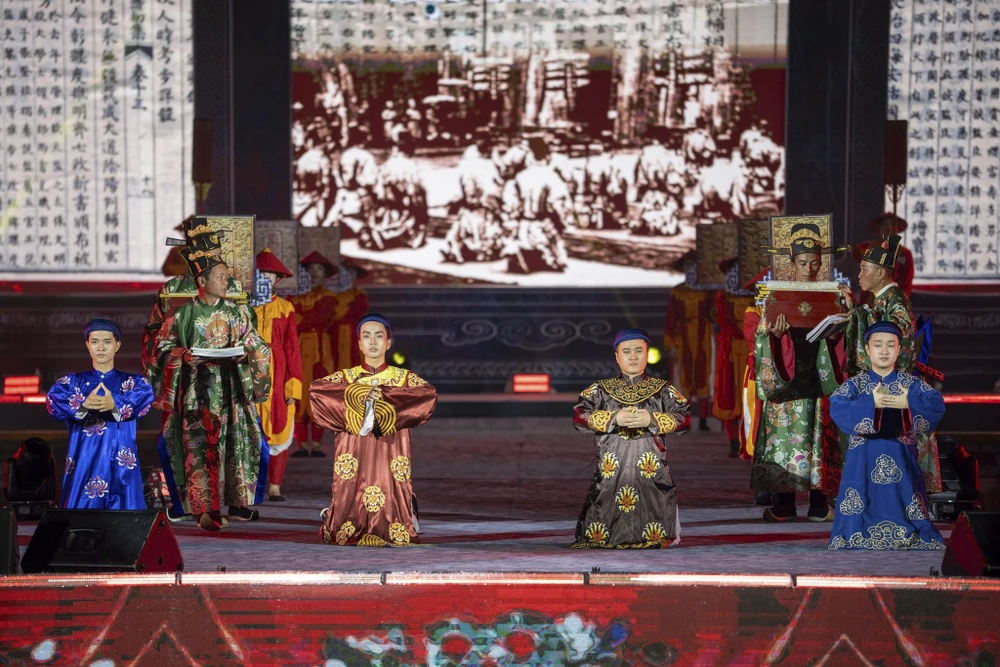 nhieu-bai-tho-ngu-che-cua-cac-vi-vua-nha-nguyen-song-lai-giua-co-do (5).jpg