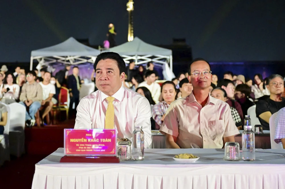 nhieu-bai-tho-ngu-che-cua-cac-vi-vua-nha-nguyen-song-lai-giua-co-do (7).jpg