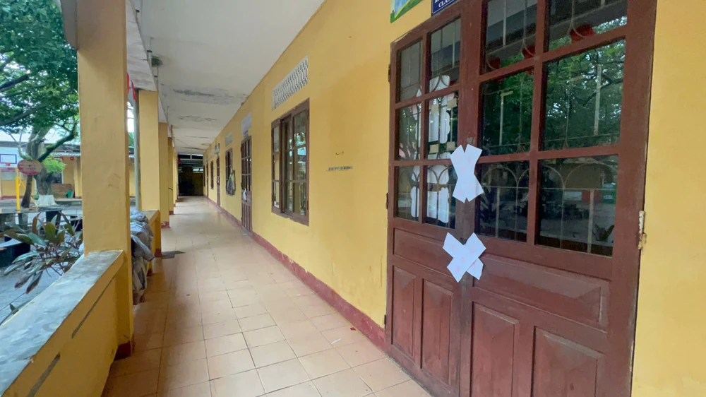 nhieu-phong-hoc-bi-niem-phong-hang-tram-hoc-sinh-hue-phai-di-hoc-nho (2).jpg