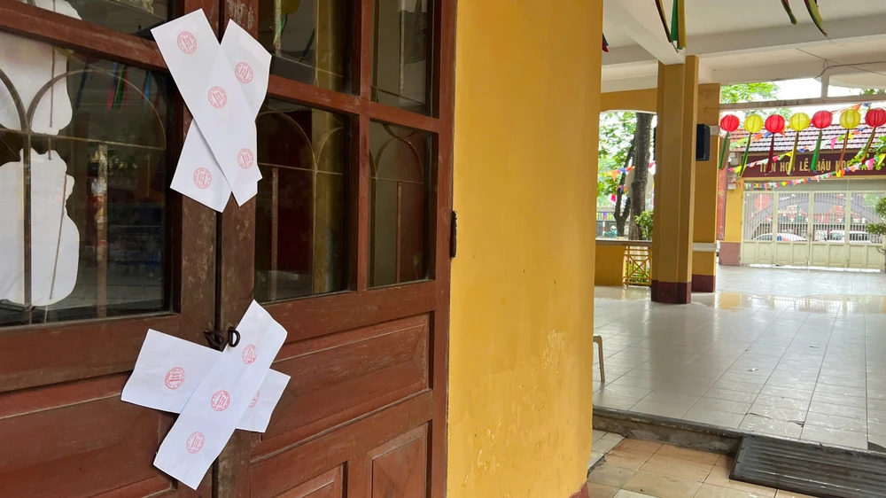 nhieu-phong-hoc-bi-niem-phong-hang-tram-hoc-sinh-hue-phai-di-hoc-nho (3).jpg