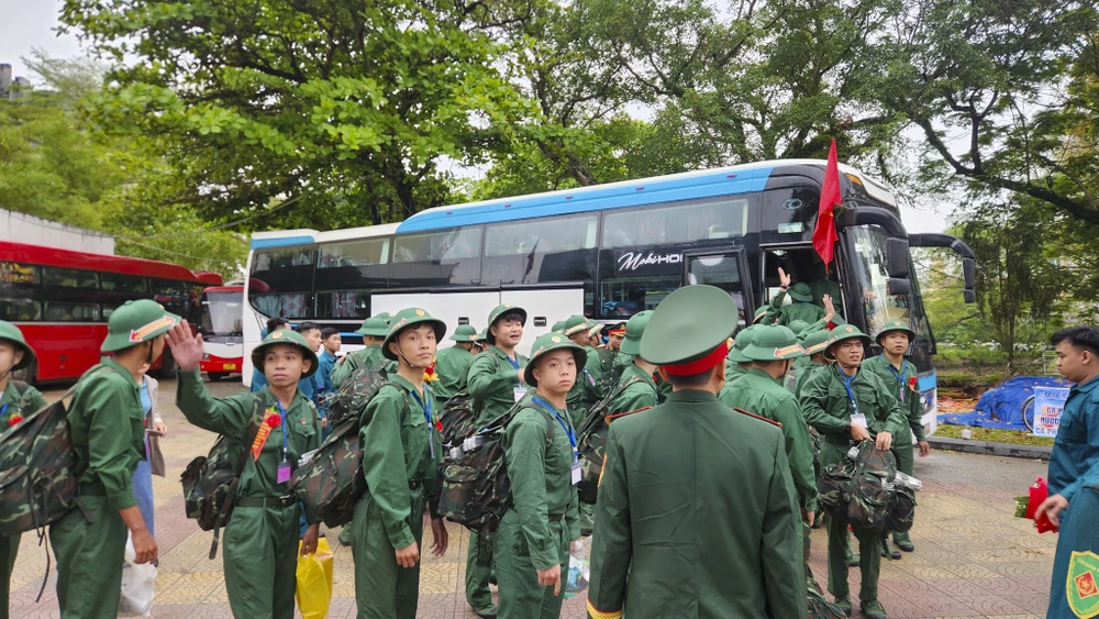 tp-hue-ron-rang-to-chuc-le-giao-nhan-quan-nam-2026 (8).jpg