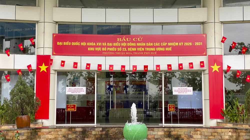 benh-vien-trung-uong-hue-chuan-bi-hom-phieu-di-dong-phuc-vu-bau-cu-tai-giuong-benh (1).jpg