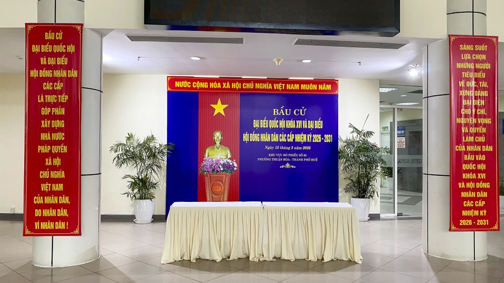 benh-vien-trung-uong-hue-chuan-bi-hom-phieu-di-dong-phuc-vu-bau-cu-tai-giuong-benh (10).jpg