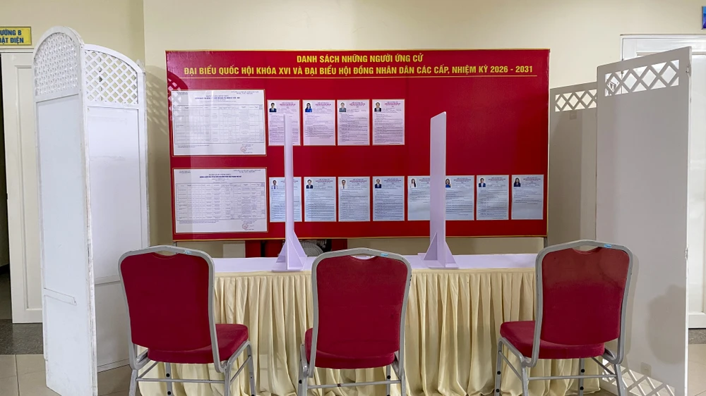 benh-vien-trung-uong-hue-chuan-bi-hom-phieu-di-dong-phuc-vu-bau-cu-tai-giuong-benh (11).jpg