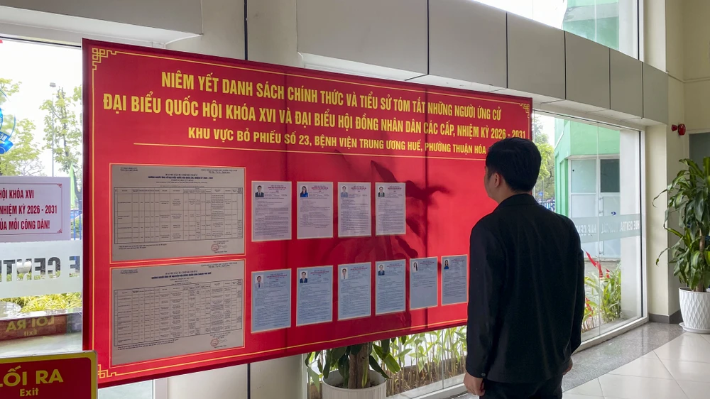 benh-vien-trung-uong-hue-chuan-bi-hom-phieu-di-dong-phuc-vu-bau-cu-tai-giuong-benh (13).jpg