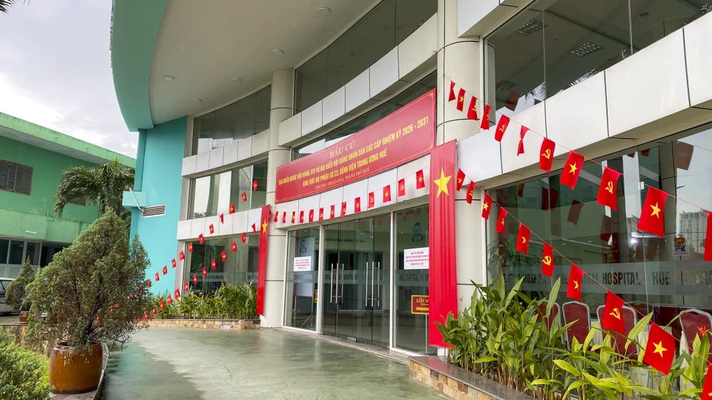 benh-vien-trung-uong-hue-chuan-bi-hom-phieu-di-dong-phuc-vu-bau-cu-tai-giuong-benh (14).jpg