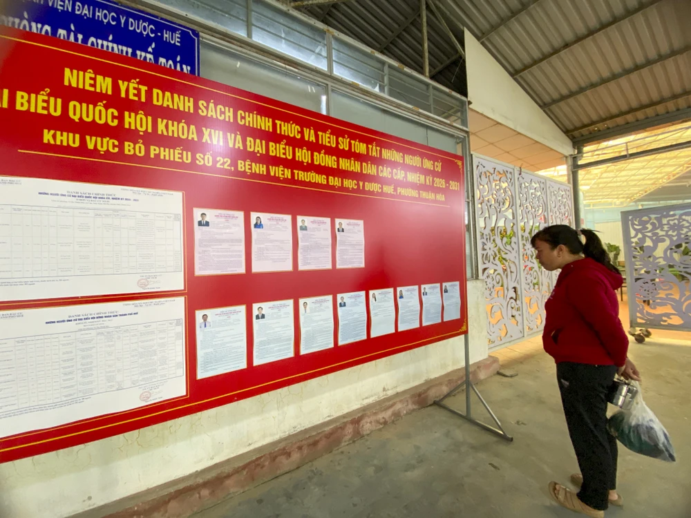 benh-vien-trung-uong-hue-chuan-bi-hom-phieu-di-dong-phuc-vu-bau-cu-tai-giuong-benh (8).jpg