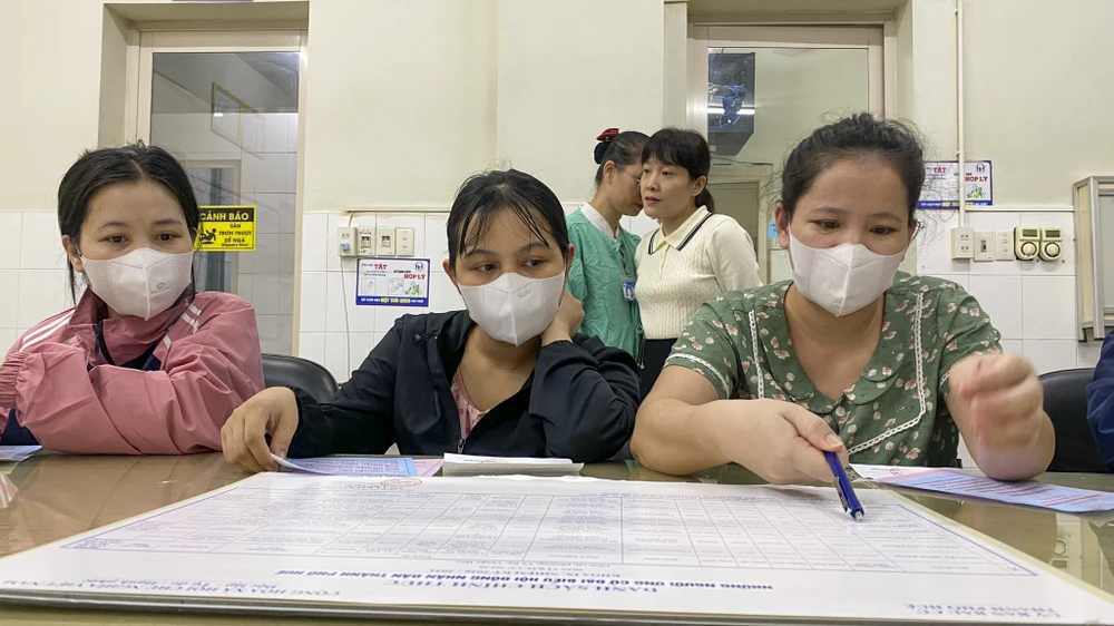 xuc-dong-hinh-anh-benh-nhan-tai-tp-hue-nen-dau-tu-tay-bo-bo-phieu-bau-cu (11).jpg