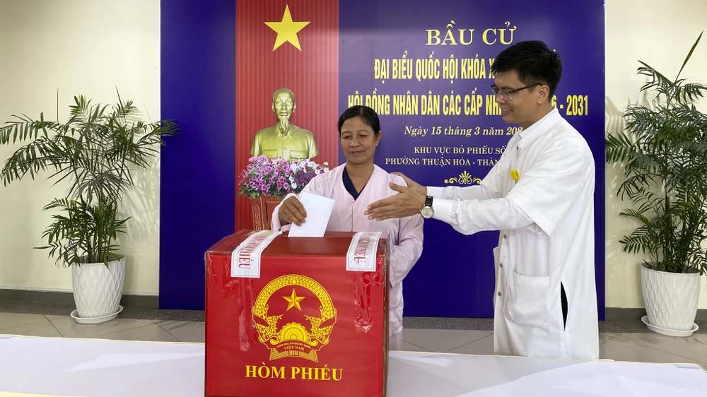 xuc-dong-hinh-anh-benh-nhan-tai-tp-hue-nen-dau-tu-tay-bo-bo-phieu-bau-cu (13).jpg