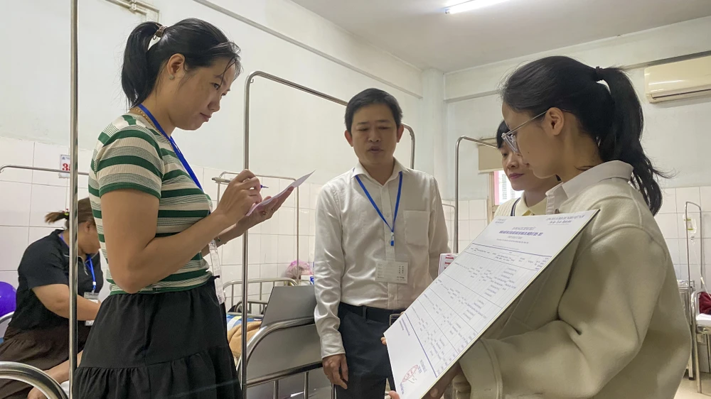 xuc-dong-hinh-anh-benh-nhan-tai-tp-hue-nen-dau-tu-tay-bo-bo-phieu-bau-cu (14).jpg