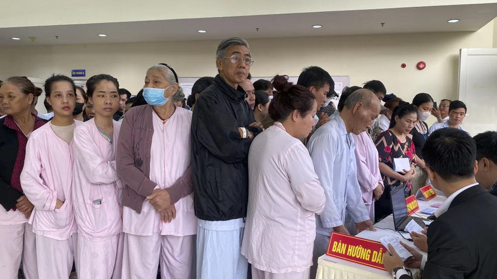 xuc-dong-hinh-anh-benh-nhan-tai-tp-hue-nen-dau-tu-tay-bo-bo-phieu-bau-cu (17).jpg