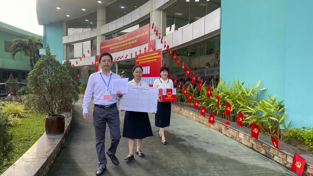 xuc-dong-hinh-anh-benh-nhan-tai-tp-hue-nen-dau-tu-tay-bo-bo-phieu-bau-cu (18).jpg