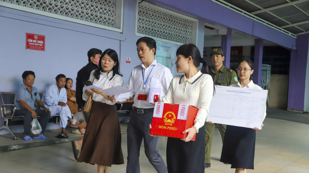 xuc-dong-hinh-anh-benh-nhan-tai-tp-hue-nen-dau-tu-tay-bo-bo-phieu-bau-cu (3).jpg