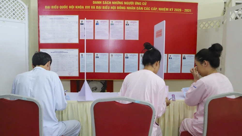 xuc-dong-hinh-anh-benh-nhan-tai-tp-hue-nen-dau-tu-tay-bo-bo-phieu-bau-cu (7).jpg