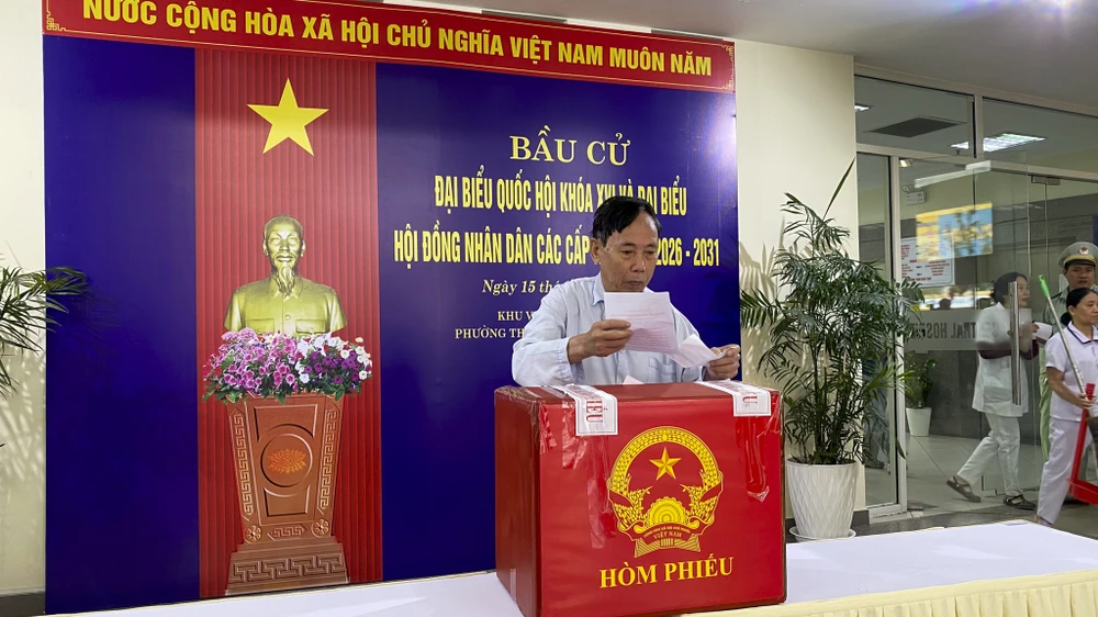 xuc-dong-hinh-anh-benh-nhan-tai-tp-hue-nen-dau-tu-tay-bo-bo-phieu-bau-cu (8).jpg