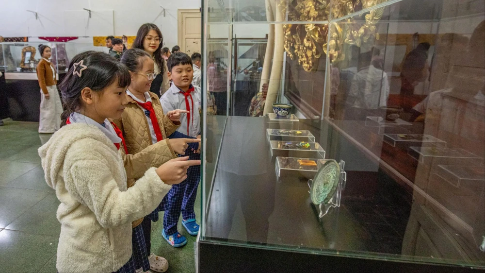 khong-bien-giao-duc-di-san-thanh-cuon-lich-su-van-hoa-chat-tai-len-vai-hoc-sinh (2).jpg