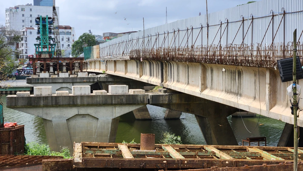 can-canh-cong-truong-cau-vy-da-dinh-tre-khien-chu-dau-tu-hue-het-kien-nhan (11).jpg