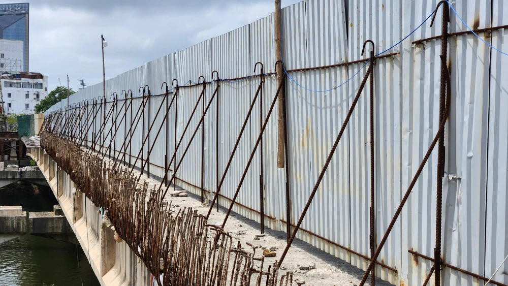 can-canh-cong-truong-cau-vy-da-dinh-tre-khien-chu-dau-tu-hue-het-kien-nhan (12).jpg