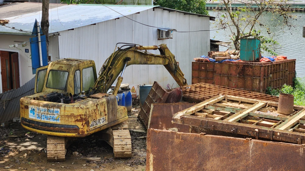 can-canh-cong-truong-cau-vy-da-dinh-tre-khien-chu-dau-tu-hue-het-kien-nhan (13).jpg