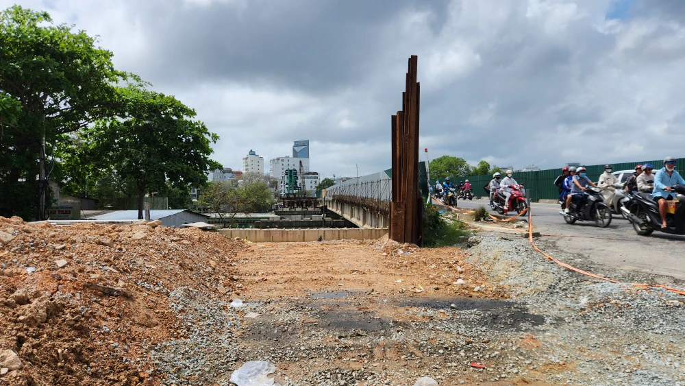 can-canh-cong-truong-cau-vy-da-dinh-tre-khien-chu-dau-tu-hue-het-kien-nhan (16).jpg