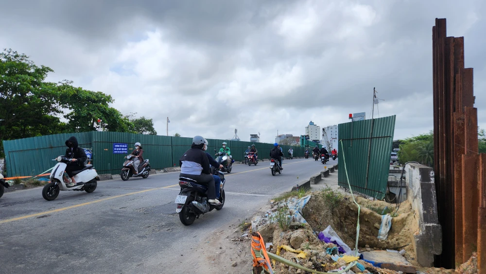 can-canh-cong-truong-cau-vy-da-dinh-tre-khien-chu-dau-tu-hue-het-kien-nhan (6).jpg