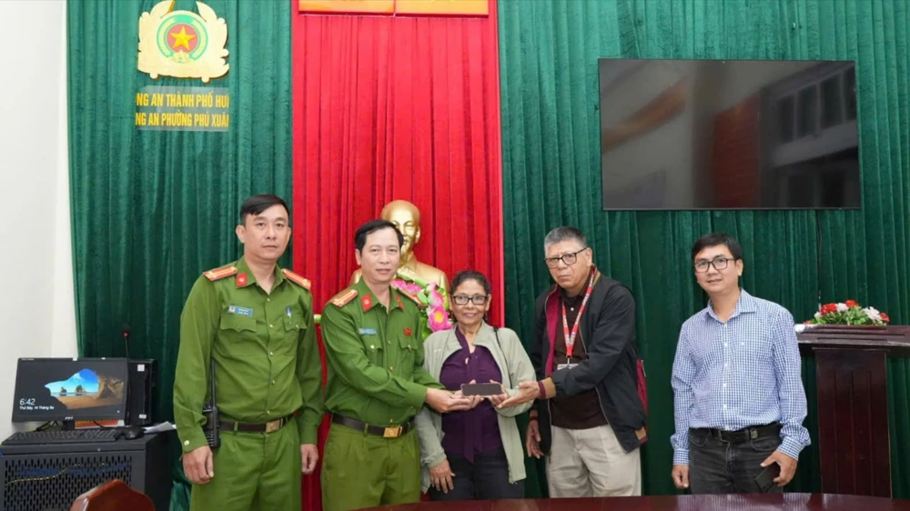 u-du-khach-my-vui-mung-nhan-lai-iphone-15-bi-giat-khi-dang-di-xich-lo-o-hue (1).jpg