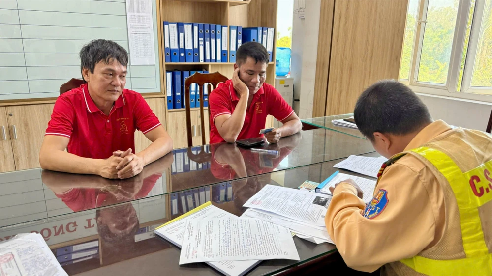 bi-cuc-csgt-tuoc-tem-kiem-dinh-nha-xe-van-lieu-linh-cho-khach-nam-bac (2).jpg