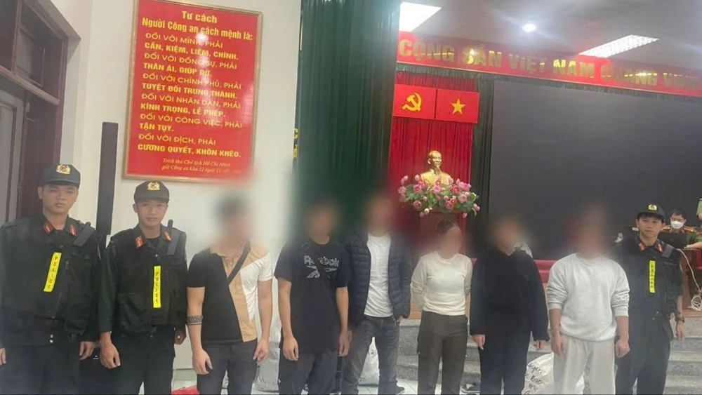 cong-an-tp-hue-tiep-nhan-7-cong-dan-viet-nam-bi-hoa-ky-truc-xuat.jpg