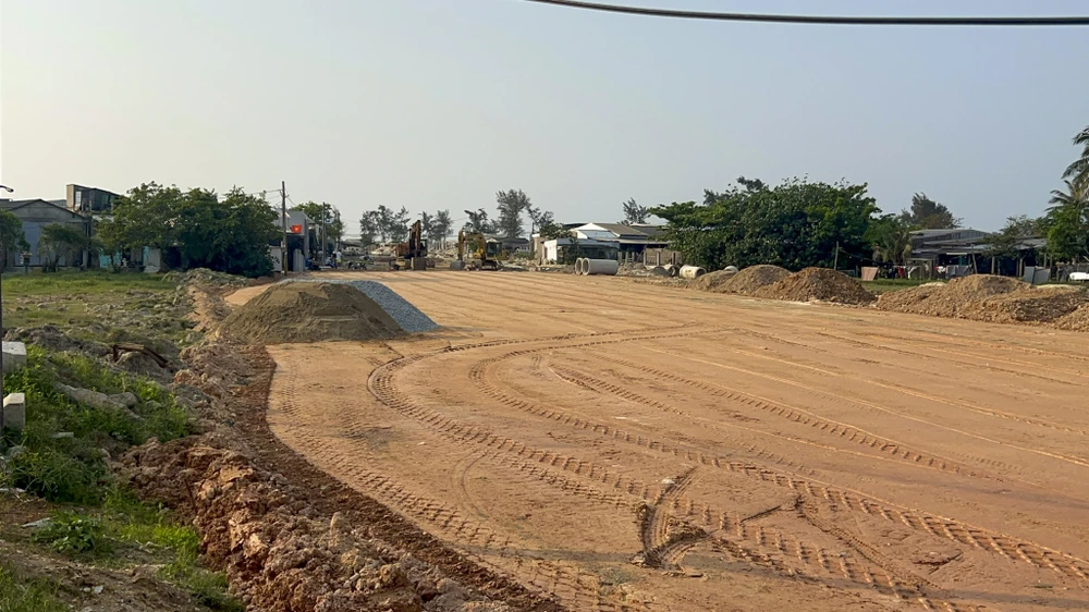 toan-canh-cau-vuot-cua-bien-dai-nhat-mien-trung-chay-nuoc-rut-cho-ngay-thong-xe (14).jpg