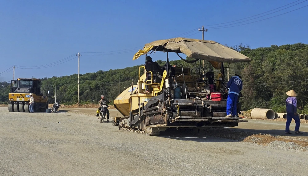 toan-canh-cau-vuot-cua-bien-dai-nhat-mien-trung-chay-nuoc-rut-cho-ngay-thong-xe (19).jpg