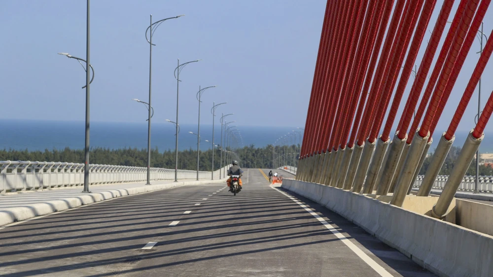 toan-canh-cau-vuot-cua-bien-dai-nhat-mien-trung-chay-nuoc-rut-cho-ngay-thong-xe (2).jpg