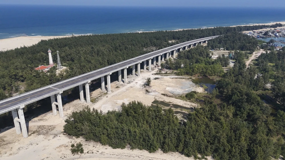 toan-canh-cau-vuot-cua-bien-dai-nhat-mien-trung-chay-nuoc-rut-cho-ngay-thong-xe (20).jpg