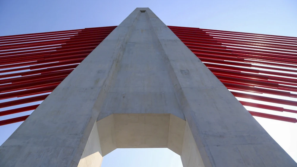 toan-canh-cau-vuot-cua-bien-dai-nhat-mien-trung-chay-nuoc-rut-cho-ngay-thong-xe (22).jpg